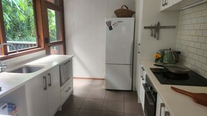 Private kitchen - Romantic Log Cabin Retreat with outdoor bath set amongst the trees (Waitakere City)