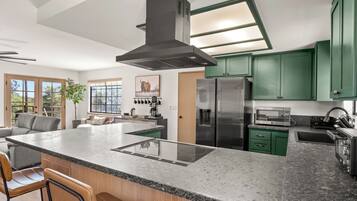 Coffee/tea maker, fridge, microwave, oven