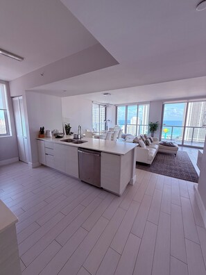 Interior - Spacious 3-Bedroom 3- Bath condo with Ocean View in Hallandale Beach (Hallandale Beach)
