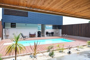 Una piscina al aire libre