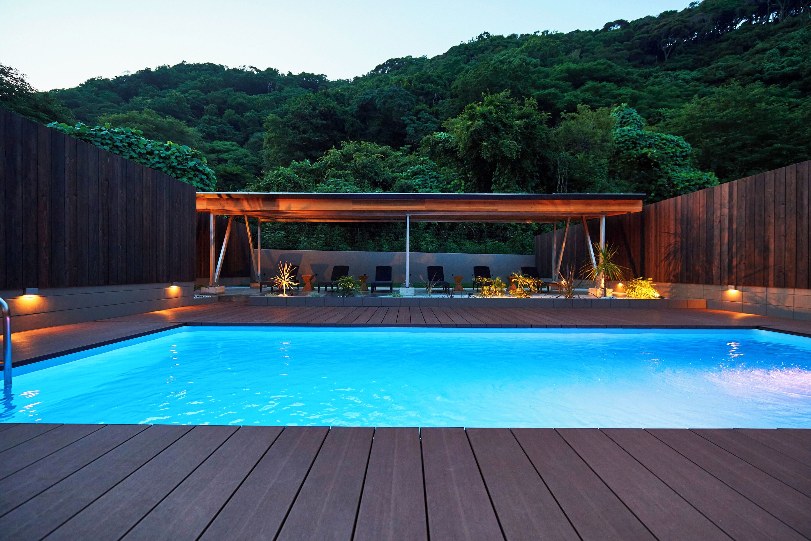 Una piscina al aire libre