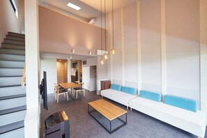 Luksushuvila, 3 makuuhuonetta, vuoristonäköala | Oleskelualue | 65–tuumainen LCD-televisio, jossa digitaalikanavat