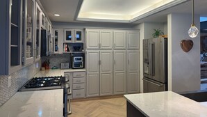 A modern kitchen with a gas stove, built-in oven, microwave, and refrigerator. - Perfect 6-bedroom house in Blaine for your next getaway (Blaine)