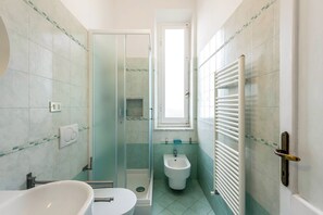 Shower, hair dryer, bidet, towels - Amiadò, Lavagna, Italy (Lavagna)