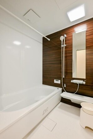 Separate tub and shower, free toiletries, hair dryer, slippers - Seed INN Iori (Tokyo)