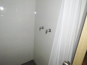 Shower, towels, soap, toilet paper - Modern Private Loft Candelaria-Centro- Monserrate (Bogotá)