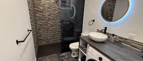Douche, séchoir à cheveux, serviettes fournies, savon