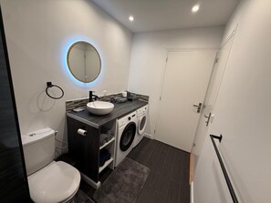 Shower, hair dryer, towels, soap - Room 2 min Grand Case Airport. (Grand Case)