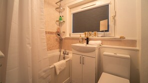 Shower, hair dryer, towels, shampoo - East Kilbride 1BHK Apartment with free parking (East Kilbride)