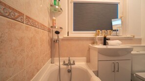 Shower, hair dryer, towels, shampoo - East Kilbride 1BHK Apartment with free parking (East Kilbride)