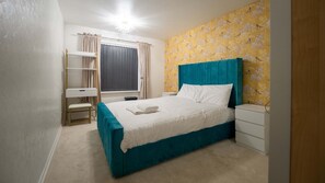 1 habitación, escritorio, tabla de planchar con plancha y wifi 