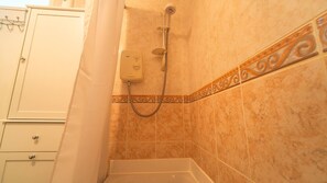 Shower, hair dryer, towels, shampoo - East Kilbride 1BHK Apartment with free parking (East Kilbride)