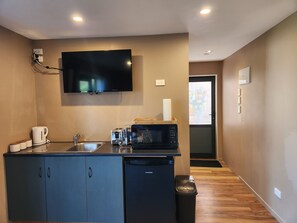 Fridge, microwave, coffee/tea maker, electric kettle - Sugarloaf Studio with a view. Near Church Rd and Mission Estate Wineries (Napier)