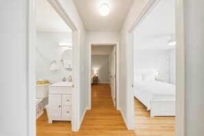 3 slaapkamers, een bureau, een strijkplank/strijkijzer, reisbedje