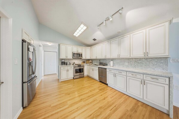 Fridge, microwave, oven, stovetop - Carefree Casa-3 bd 2 bth Private pool 75' Dockage (Marathon)
