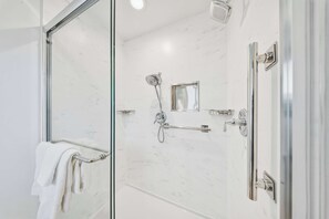 Shower, hair dryer, towels, shampoo - Carefree Casa-3 bd 2 bth Private pool 75' Dockage (Marathon)