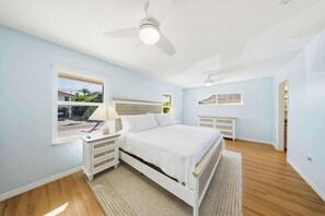 3 bedrooms, desk, iron/ironing board, travel cot - Carefree Casa-3 bd 2 bth Private pool 75' Dockage (Marathon)