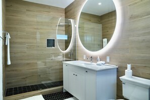 Secadora de cabello, toallas, jabón, papel de baño 