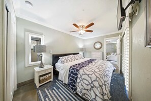 2 bedrooms, iron/ironing board, WiFi, bed sheets - Tipsy Turtle -2 bed 3 bth Condo with Pool/ Dockage at Marina and gorgeous Gulf water views (Marathon)