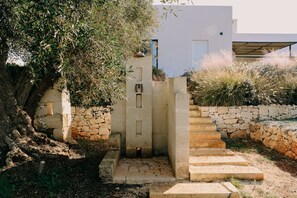 Property grounds - Amurè Luxury Villa near Ostuni | Heated Infinity Pool & Privacy (Carovigno)