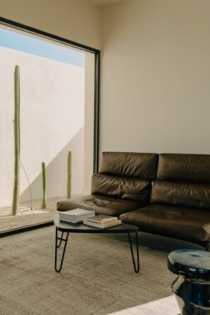 Chimenea, libros, estéreo y impresora 