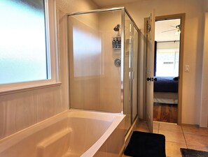 Hair dryer, towels, soap, toilet paper - AZ Southwest Country Escape, King Beds, Pool Table, Games, Movie Room, & BBQ! (Chandler)