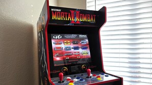 Ein Midway-Arkadenautomat für Mortal Kombat mit Auswahllbildschirm und Joystick-Steuerung.