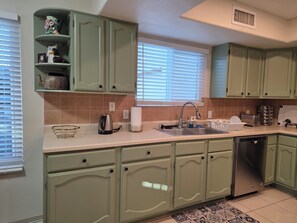 Microwave, oven, stovetop, dishwasher - AZ Southwest Country Escape, King Beds, Pool Table, Games, Movie Room, & BBQ! (Chandler)