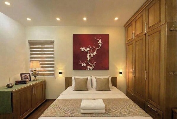 Egyptian cotton sheets, premium bedding, down comforters - Pho Co - OQ Hanoi Stay (Hanoi)