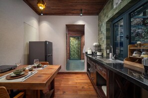 Placa de cocina, máquina de café espresso y cafetera o tetera