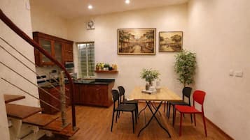 基础开间, 阳台, 城市景观 | 用餐