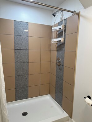 Shower, hair dryer, towels, soap - 8031-Walk to Mayo - Cozy 2 bed/ 1 Bath unit with free parking (Rochester)