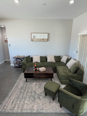 Living area - 2-bedroom house in charming Joshua Tree with pool (Joshua Tree)