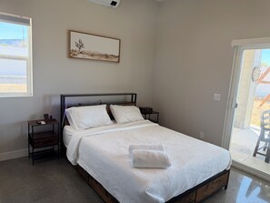 2 bedrooms, Internet, bed sheets - 2-bedroom house in charming Joshua Tree with pool (Joshua Tree)