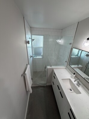 Towels, soap, toilet paper - 2-bedroom house in charming Joshua Tree with pool (Joshua Tree)