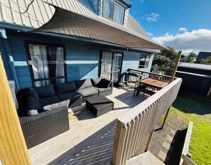 Outdoor dining - Family Surf and Golf Getaway (Whangamatā)