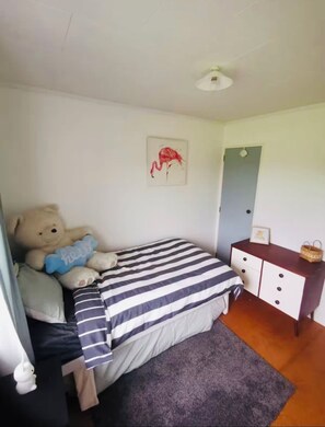 3 habitaciones, tabla de planchar con plancha y ropa de cama 