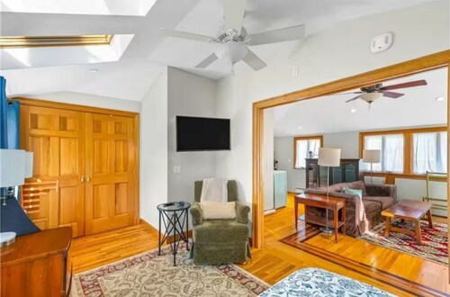 The Retro-Loft at North Main Street + Laundry + Parking 1BR
