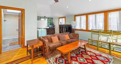 The Retro-Loft at North Main Street + Laundry + Parking 1BR