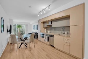 Private kitchen - Toronto City Centre 2BR Suite | Steps to CN Tower & Dining | Sleeps 6 (Toronto)