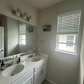 Shower, hair dryer, bidet, towels - Safe Serene Eco-Friendly 3-Bed Sanctuary with Tranquil Nature Trails Backyard (Austin)