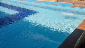 Ein Schwimmbecken mit klarem Wasser und einer gefliesten Kante.