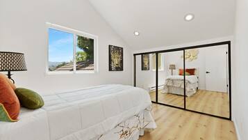 3 bedrooms, desk, iron/ironing board, free WiFi