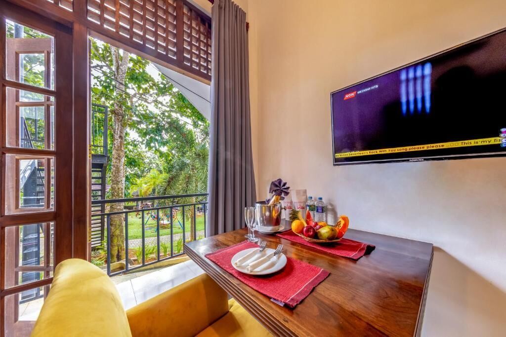 Deluxe Double Room | Dining