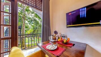 Deluxe Double Room | Dining
