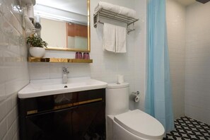 เบสิกสตูดิโอ, ระเบียง | ห้องน้ำ