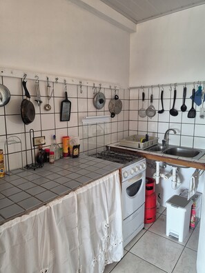 Private kitchen - Cozy Studio in Tobago w AC Patio & Nature Setting (Buccoo)