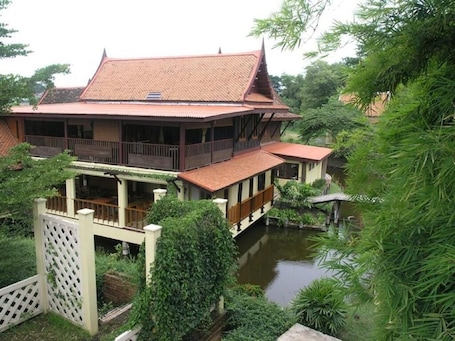 Exterior. Luang Chumni Village