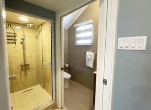 Dusche, Haartrockner, Seife, Toilettenpapier
