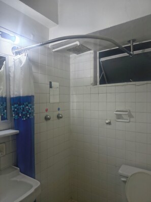 Comfort kamer, 1 twee- of 2 eenpersoonsbedden, uitzicht op stad | Badkamer